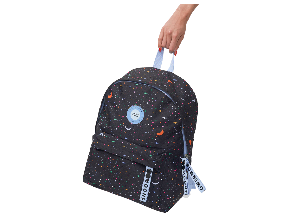 Mochila escolar escura com padrão espacial, bolso frontal e fecho