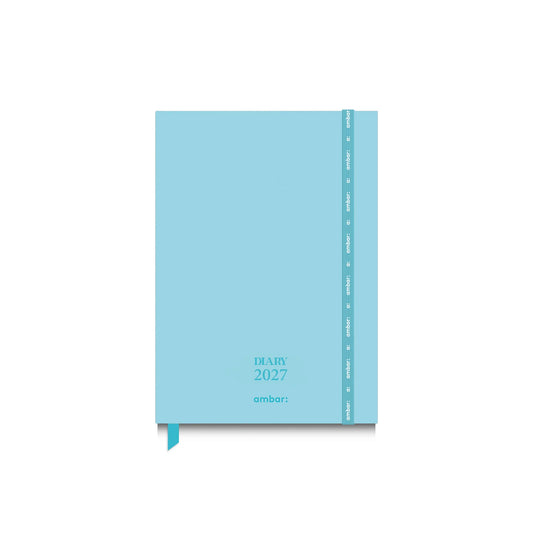 Diário 2027 azul celeste, capa lisa com separador verde e etiqueta lateral estreita