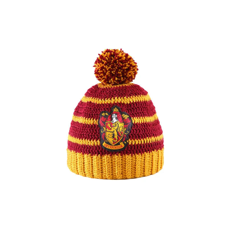 Gorro de croché vermelho e amarelo com pompom e emblema da Gryffindor
