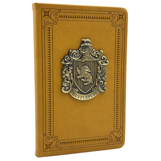 Caderno pautado Harry Potter, capa dura ocre de Hufflepuff com brasão metálico.