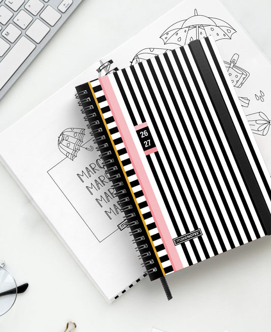 Agenda Semanal Blackline Pink - capa e páginas interiores sobre uma secretária