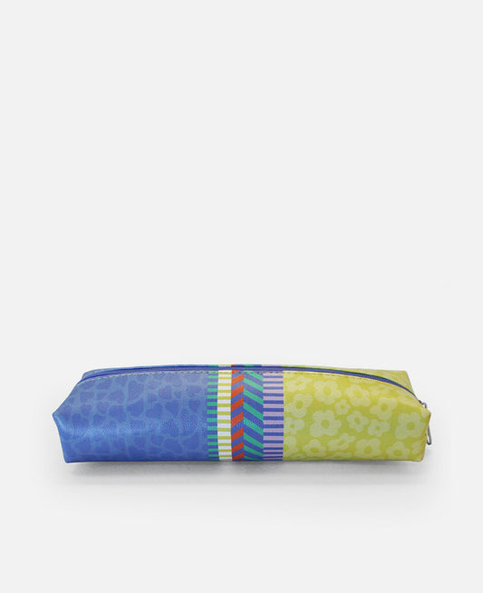 Estojo retangular grande azul e amarelo, faixa decorativa geométrica e fecho