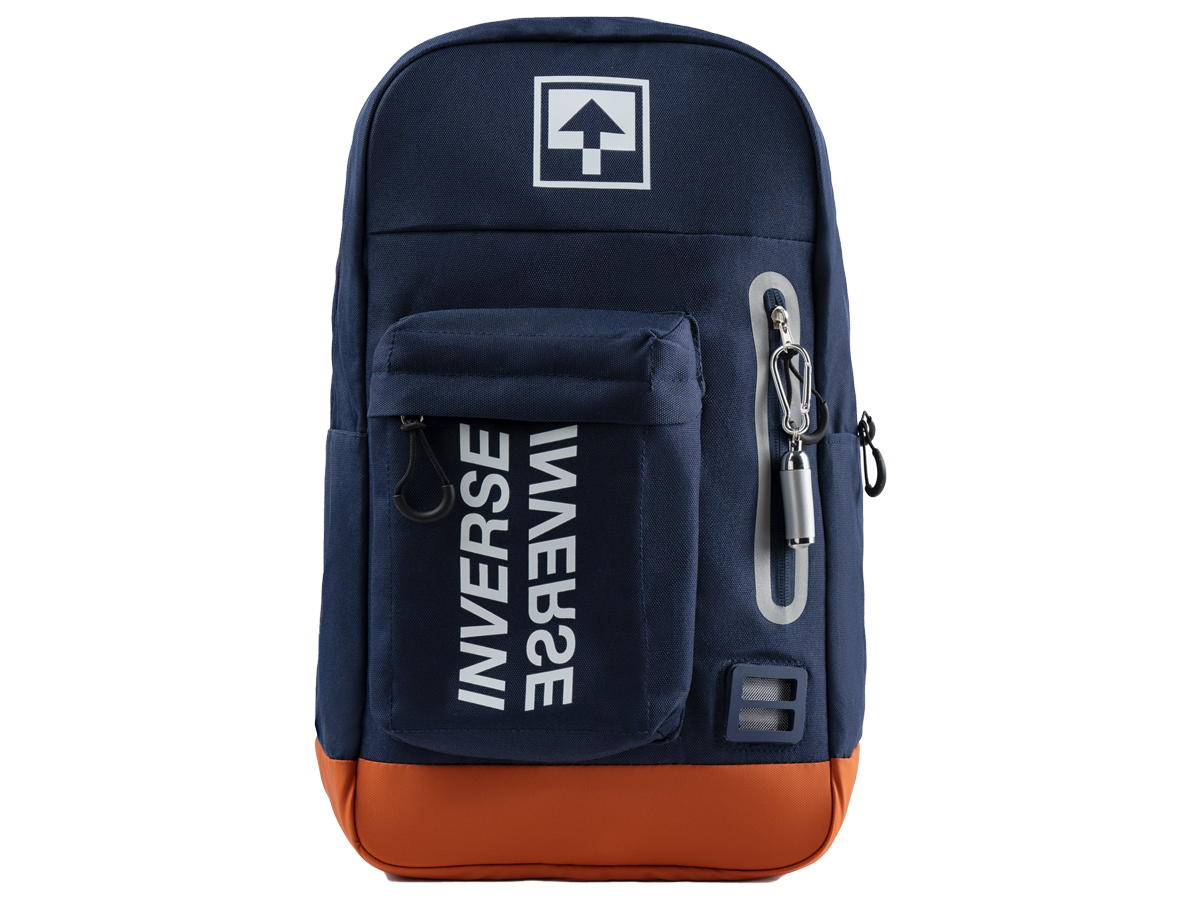 Mochila azul-marinho com bolso frontal e etiqueta contrastante, fecho com argola.