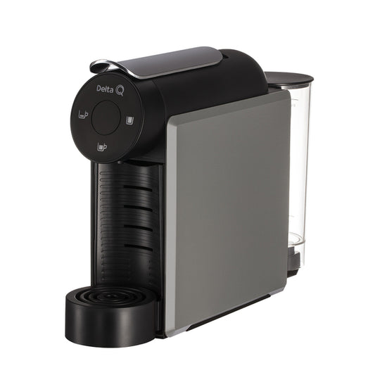 Máquina de café de cápsulas Delta Q Mini Cool com design minimalista e estreito, exibindo os botões de controlo no topo e a bandeja de gotejamento ajustável.