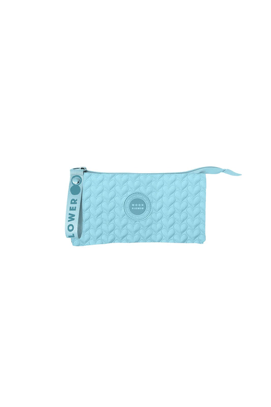 Bolsa retangular tripla azul-claro com fecho e bolso frontal, textura acolchoada e alça