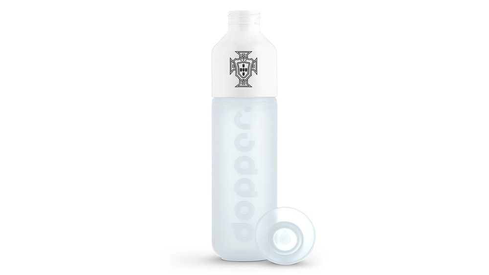 Garrafa reutilizável Dopper Original com design modular de três peças em plástico premium fosco, com a tampa desenroscada e virada ao contrário a servir de copo sobre uma mesa, oficial seleção fpf.