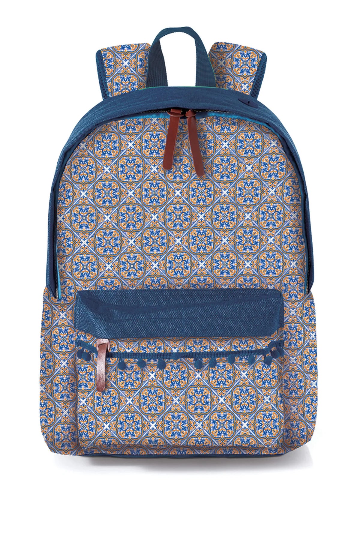 Mochila escolar de costas Ambar Lusa Tile com compartimento principal amplo e bolso frontal, decorada com padrão geométrico de azulejos tradicionais portugueses em tons de azul e branco, sobre fundo branco.
