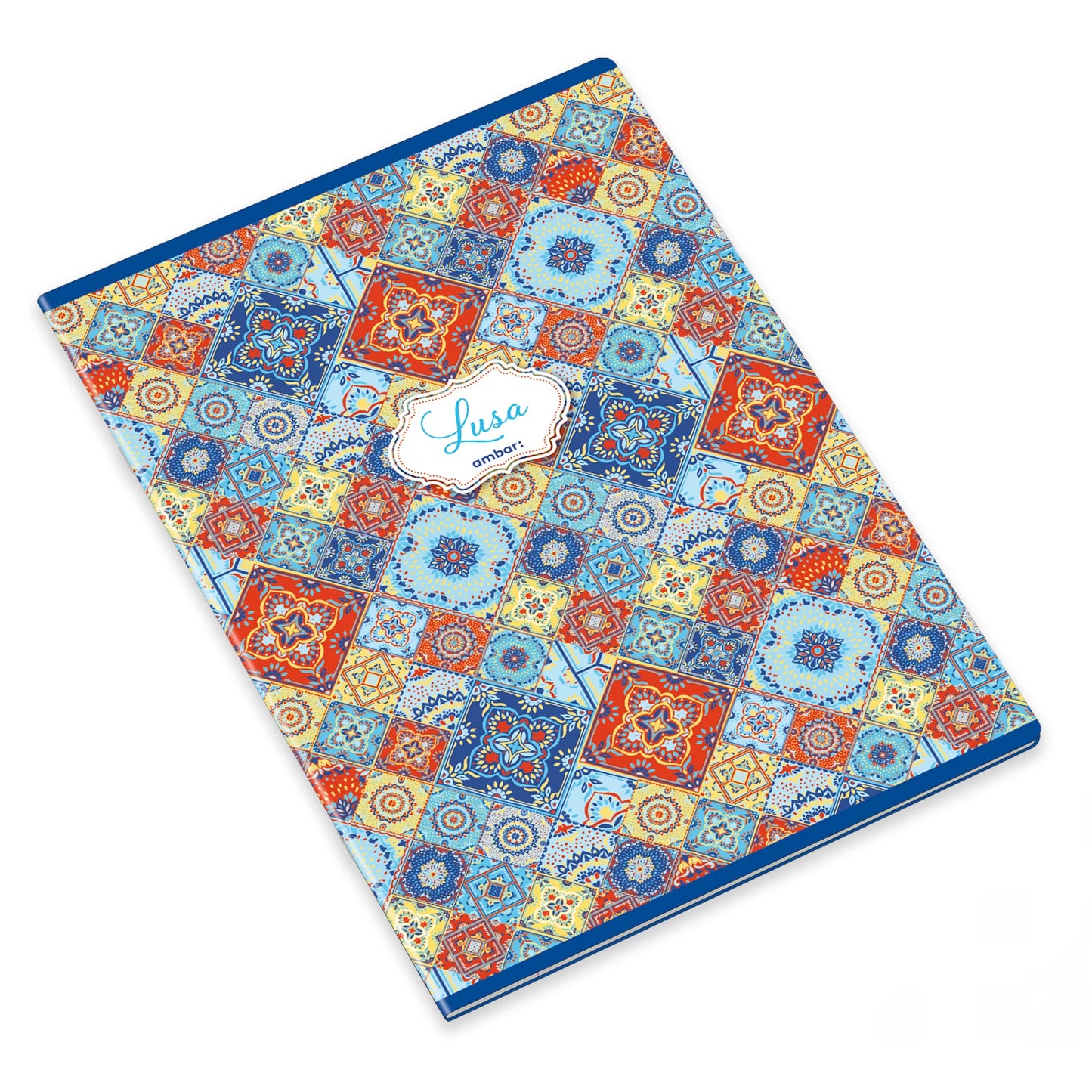 Caderno agrafado de tamanho A4 Ambar com capa decorada com padrão geométrico azul e branco inspirado nos azulejos tradicionais portugueses da coleção Lusa Tile, sobre fundo branco.