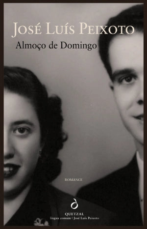 Capa do livro "Almoço de Domingo" de José Luís Peixoto, romance biográfico sobre o Comendador Rui Nabeiro da Delta Cafés, disposto sobre uma mesa com grãos de café ao lado, sobre fundo branco.