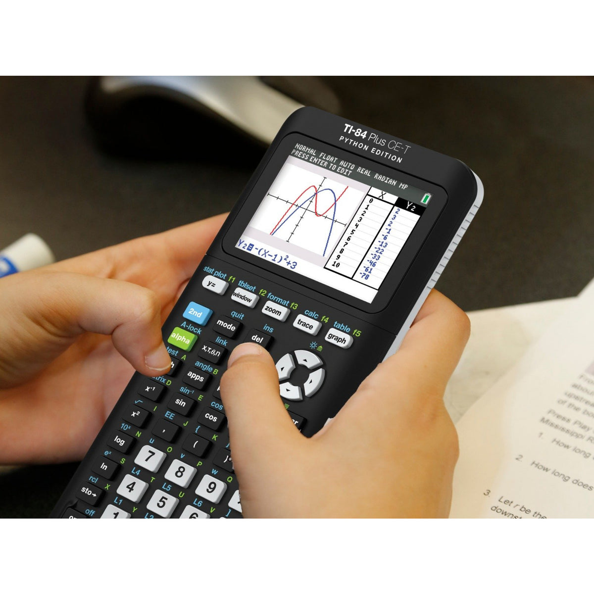 Calculadora gráfica Texas Instruments TI-84 Plus CE-T Python Edition na mão, ecrã e teclas