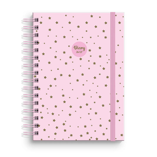Capa dura de agenda escolar tamanho A5 da coleção Magic Fairy, exibindo uma ilustração detalhada de fadas e elementos mágicos da floresta em tons suaves.