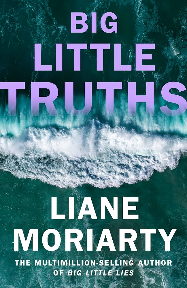Livro capa dura “Big Little Truths”, Liane Moriarty, capa azul com ondas