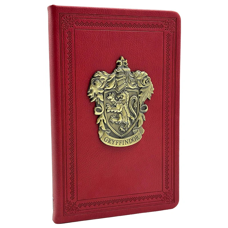Caderno pautado Harry Potter, capa dura vermelha de Gryffindor com brasão metálico.