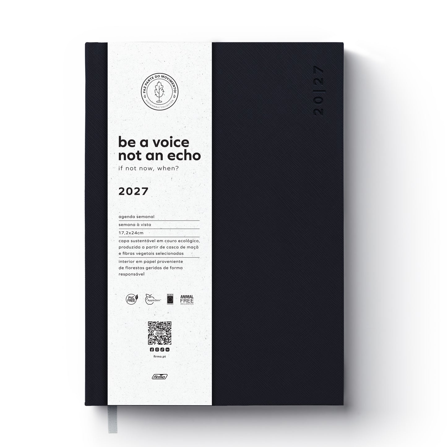 Agenda semanal 2027 Eco Voice da Firmo, em preto com textura, envolta por uma faixa de papel branca que detalha as especificações do produto, incluindo a frase "be a voice not an echo", a certificação FSC Mix, e o peso total da embalagem de 0,420 kg, sobre um fundo branco minimalista.