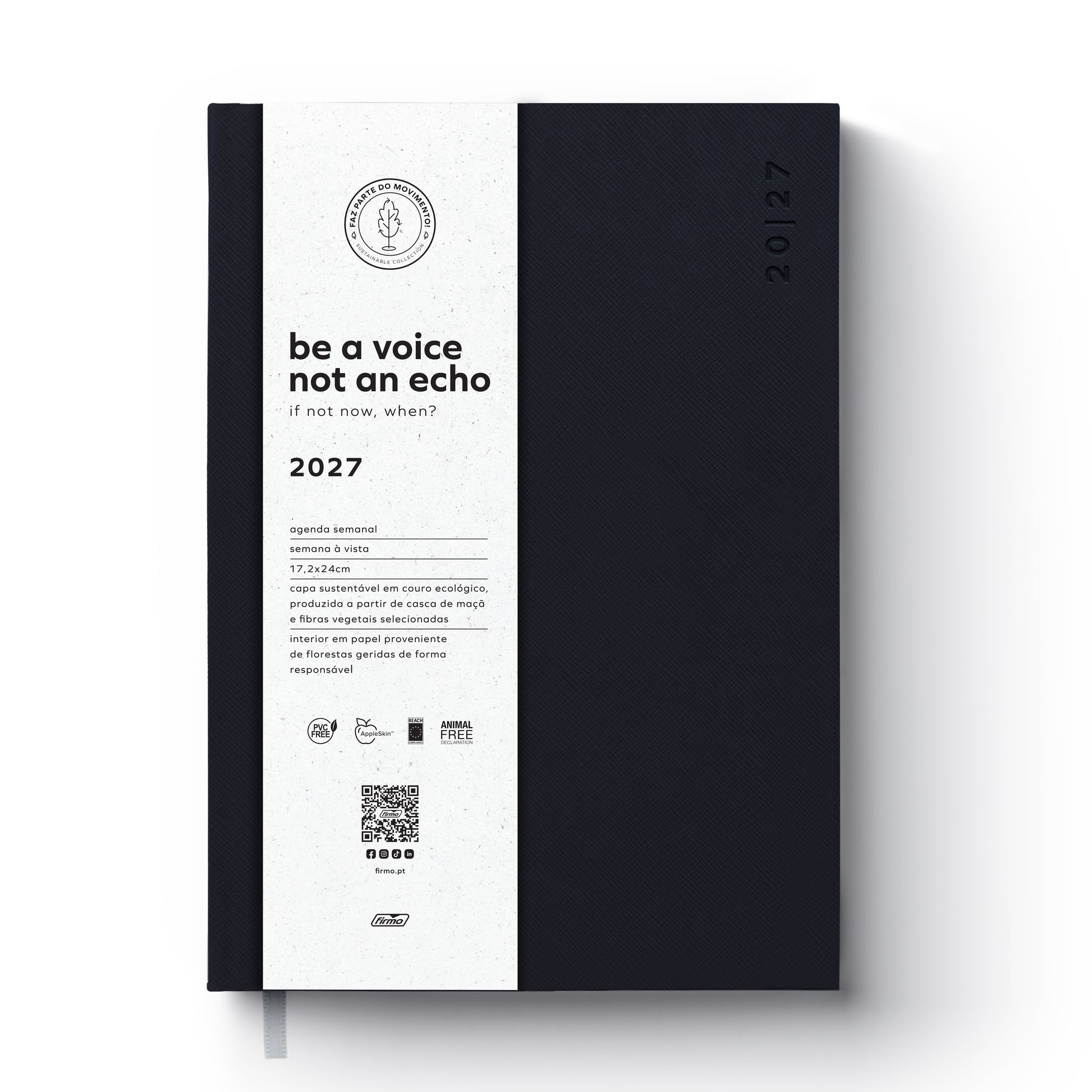 Agenda semanal 2027 Eco Voice da Firmo, em preto com textura, envolta por uma faixa de papel branca que detalha as especificações do produto, incluindo a frase "be a voice not an echo", a certificação FSC Mix, e o peso total da embalagem de 0,420 kg, sobre um fundo branco minimalista.