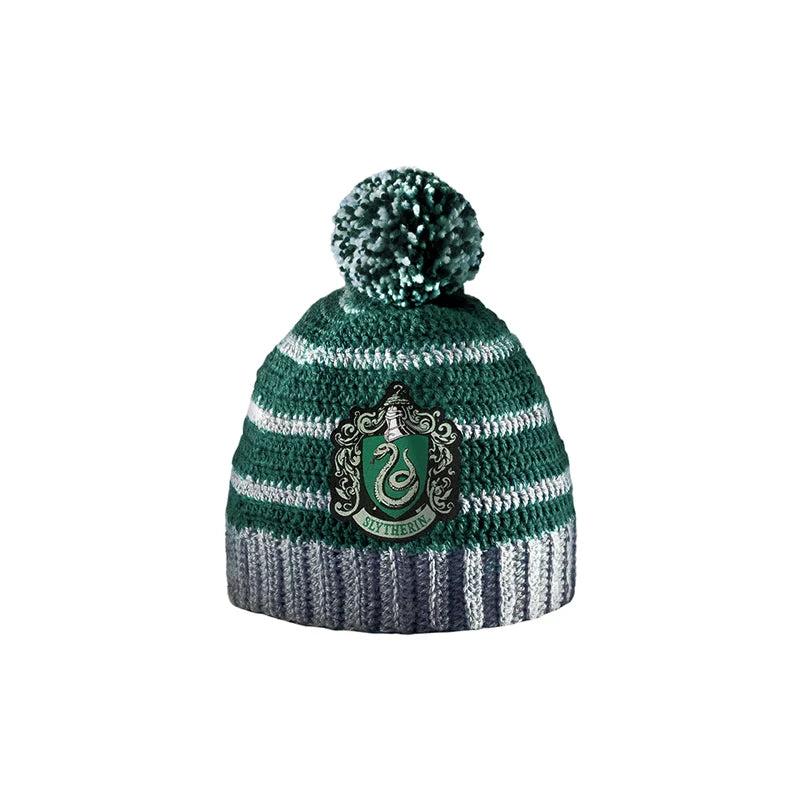 Gorro de croché verde e cinzento com pompom e emblema da Slytherin