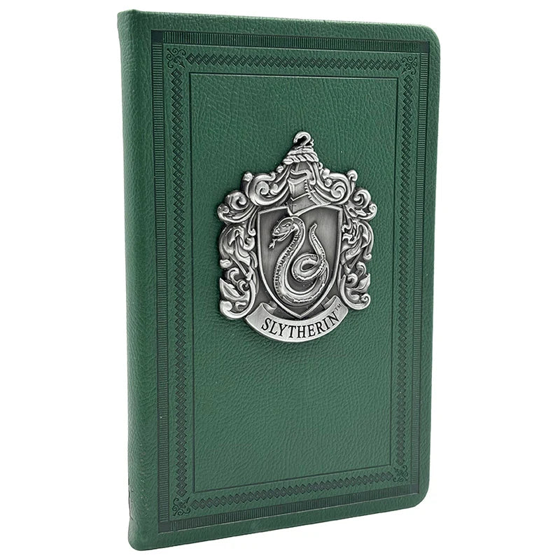 Caderno pautado de capa dura verde da Slytherin, com brasão metálico em relevo.