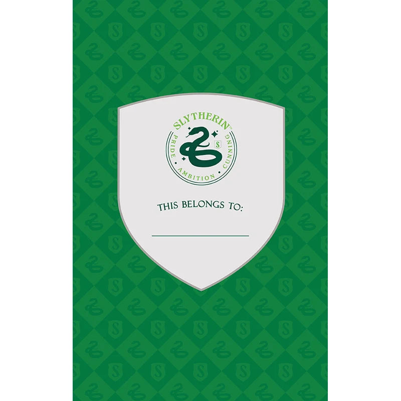 Caderno pautado de capa dura verde da Slytherin, com brasão e espaço para nome.