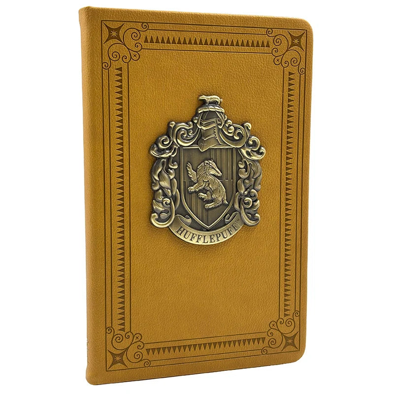 Caderno pautado Harry Potter, capa dura ocre de Hufflepuff com brasão metálico.