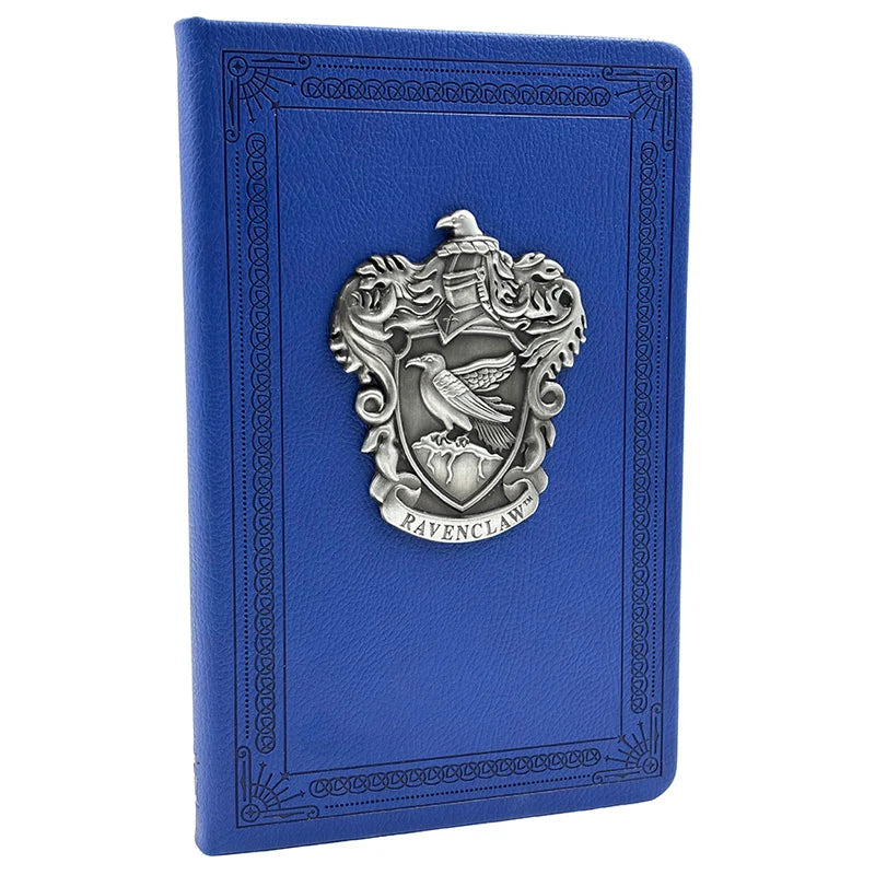 Caderno pautado Harry Potter, capa dura azul de Ravenclaw com brasão metálico.