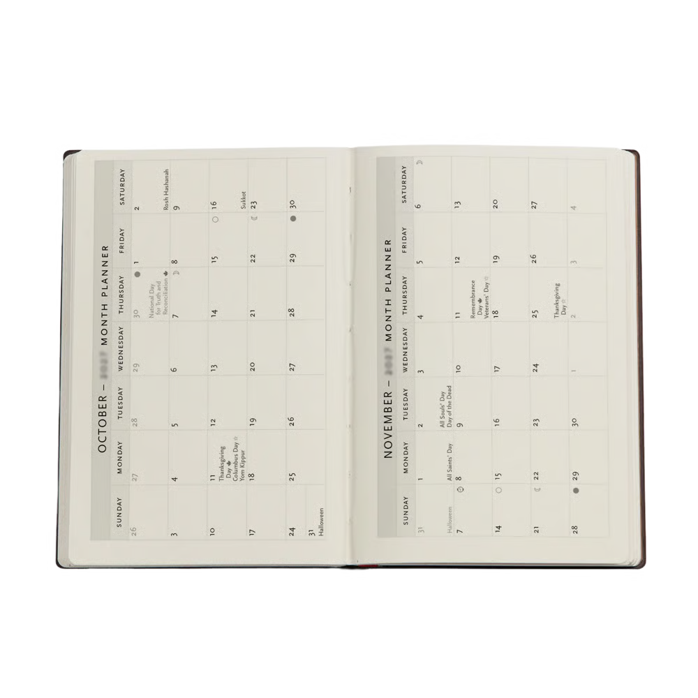 Agenda aberta com calendários mensais, incluindo “October” e “November”