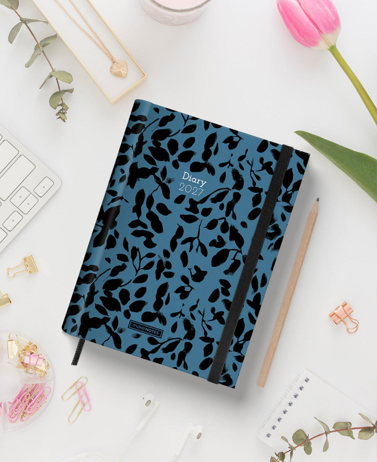 Agenda semanal A5 2027 com capa azul petróleo e padrão de folhas pretas