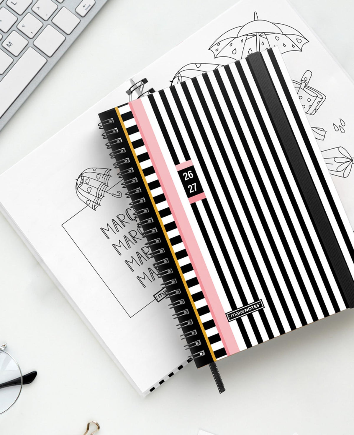 Agenda Semanal Blackline Pink - capa e páginas interiores sobre uma secretária
