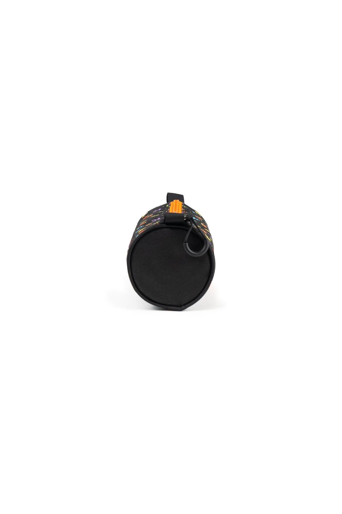 Bolsa oval preta com fecho de correr e etiqueta laranja estilo gaming