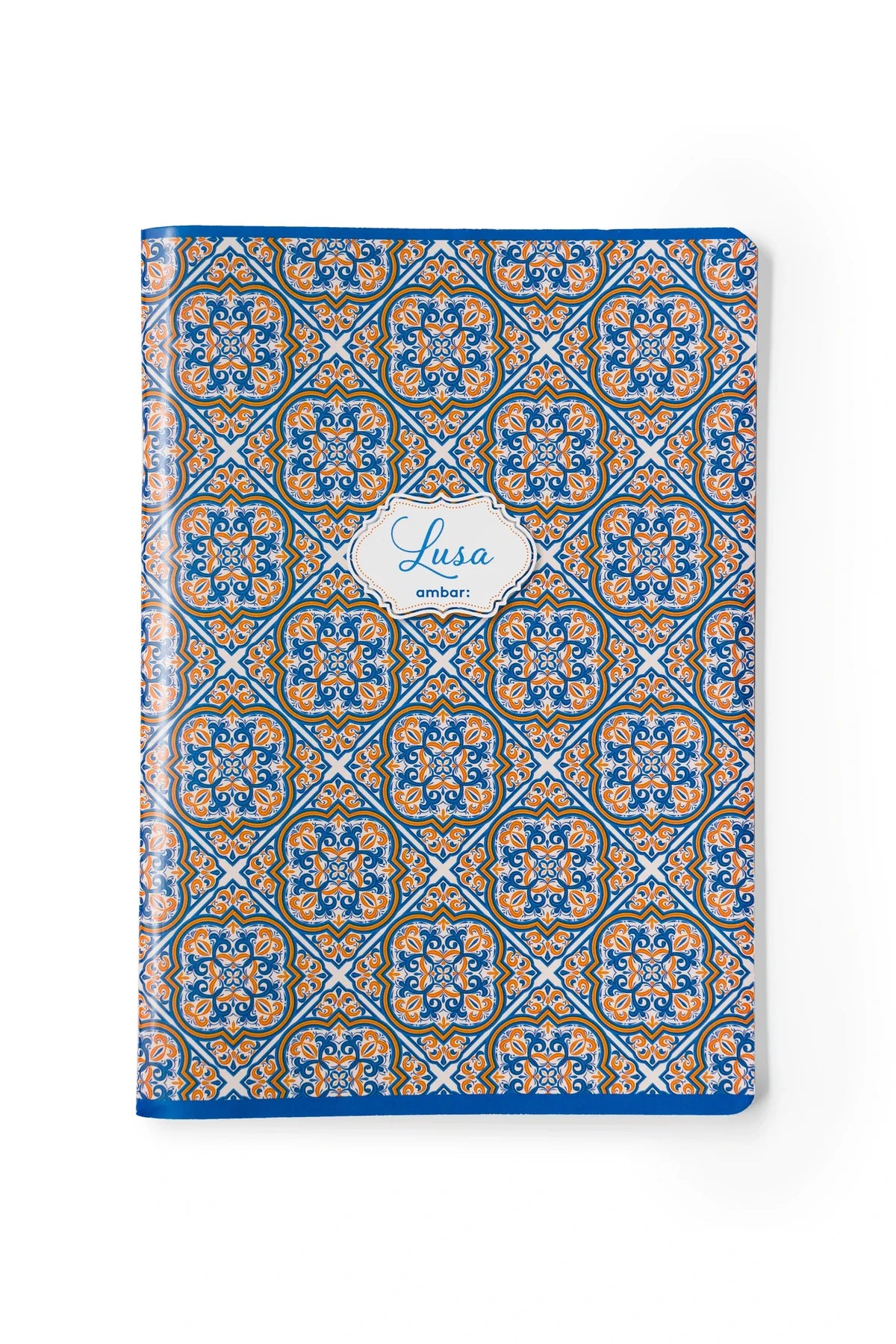 Sebenta A5 da coleção Ambar Lusa Tile com capa inspirada em padrões de azulejos tradicionais portugueses em tons de azul e branco, sobre fundo branco.