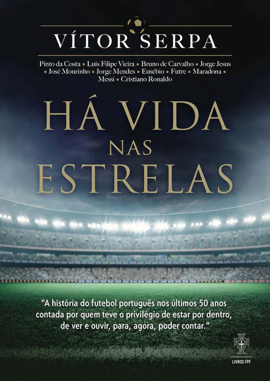 Capa do livro Há Vida Nas Estrelas de Vítor Serpa com elementos visuais do futebol e jornalismo desportivo, exposto de forma elegante numa estante moderna.