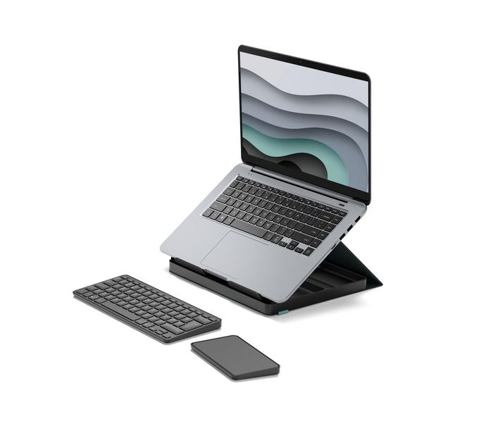 Estojo Logitech Casa Pop-Up Desk aberto e transformado em suporte de portátil, com o teclado Casa Keys e o touchpad Casa Touch dispostos à frente sobre uma mesa de madeira.