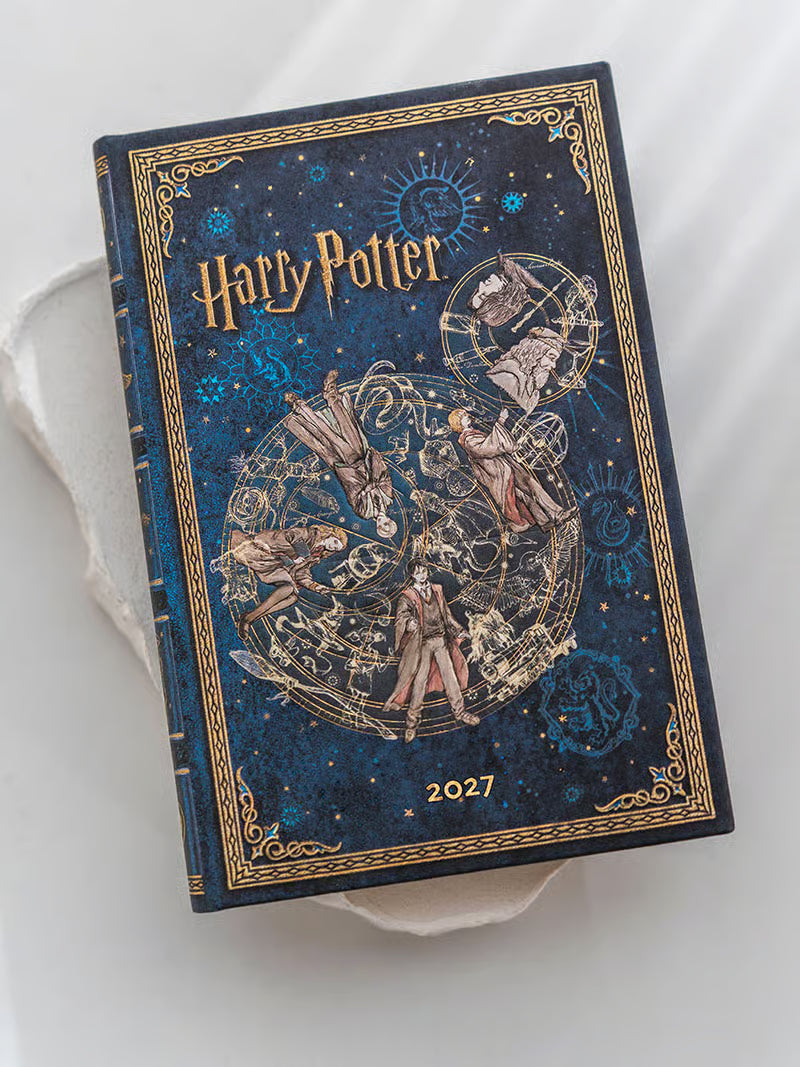 Agenda 2027 com capa azul-escura, ilustração circular e texto “Harry Potter” na frente.