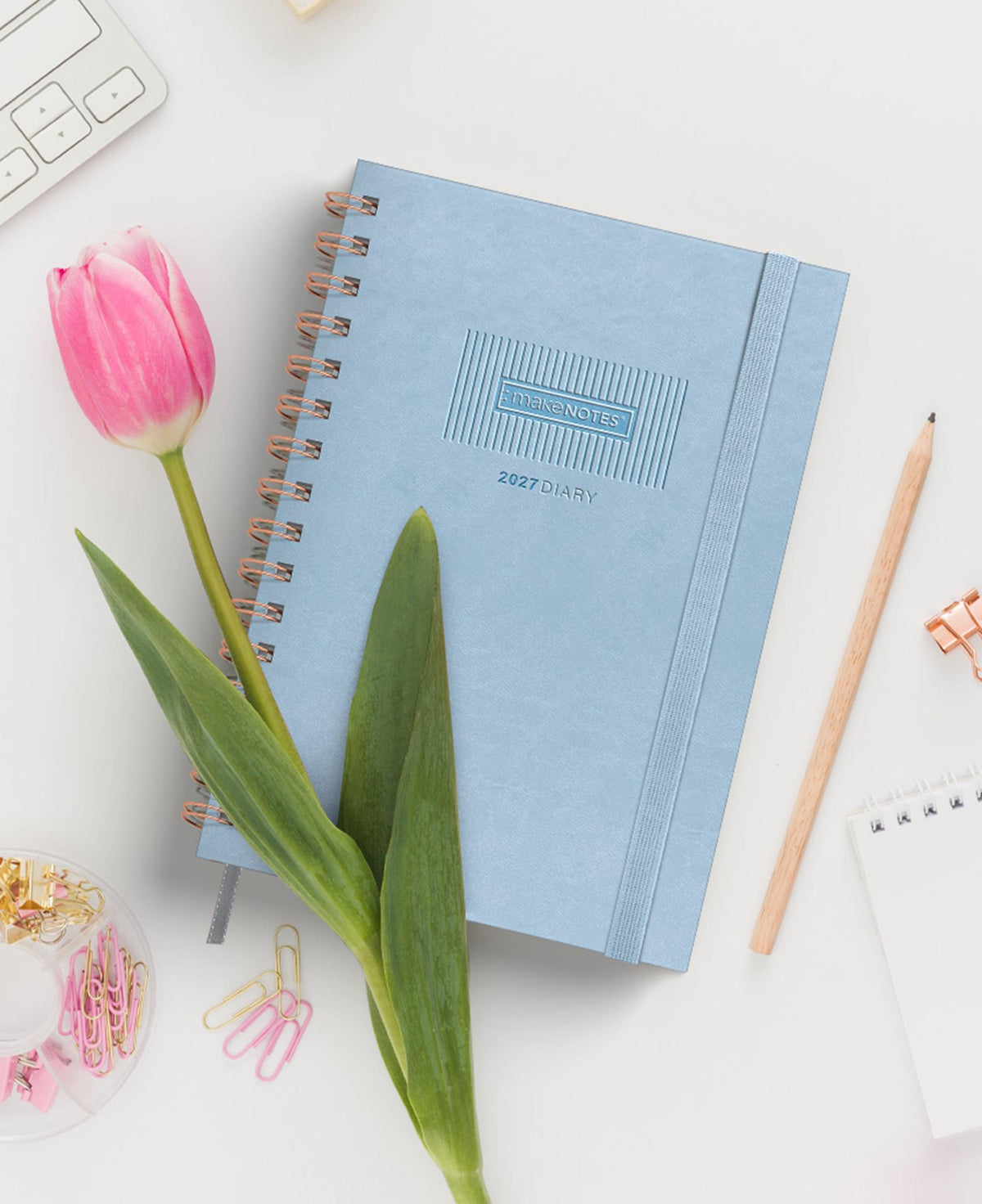 Agenda Semanal One Colour Light Blue - agenda sobre uma secretária com uma tulipa