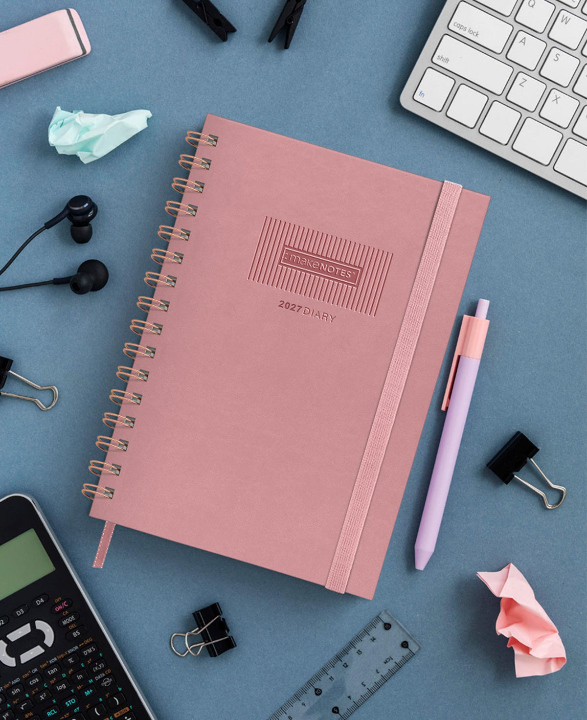 Agenda One Colour MakeNotes - agenda rosa sobre uma secretária