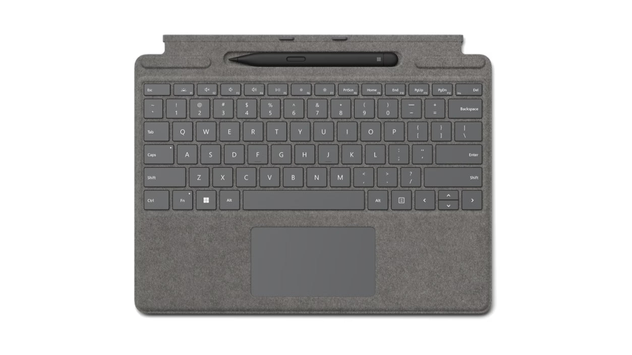 Capa teclado original Microsoft Surface Pro Signature em tecido Alcantara preto com a caneta digital Slim Pen 2 guardada no seu compartimento de carregamento magnético.