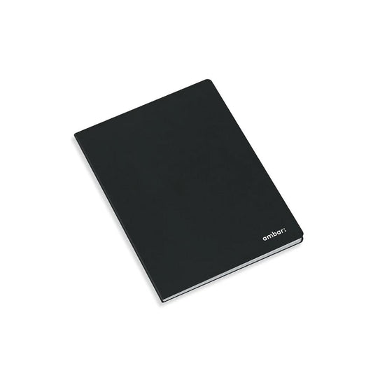 Caderno agrafado Ambar A5 pautado, capa preta lisa, logótipo 'ambar'
