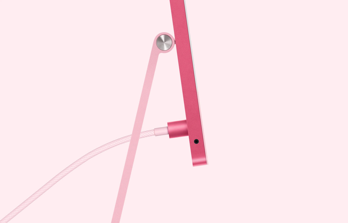 Parte traseira do iMac 24" rosa com porta e cabo conectado