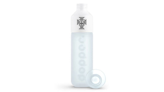 Garrafa reutilizável Dopper Original com design modular de três peças em plástico premium fosco, com a tampa desenroscada e virada ao contrário a servir de copo sobre uma mesa, oficial seleção fpf.