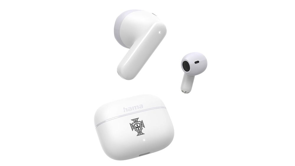 Par de auriculares sem fios True Wireless Hama Freedom Light II com o estojo de carregamento compacto aberto exibindo o logótipo oficial da Federação Portuguesa de Futebol, sobre fundo branco.