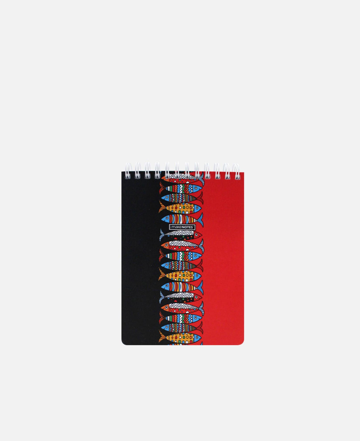 Conjunto de artigos de papelaria da Coleção Makenotes Sardines exibindo cadernos e blocos com ilustrações de sardinhas coloridas estilo português dispostos sobre uma mesa de trabalho.