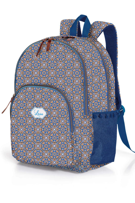 Mochila escolar de costas Ambar Lusa Tile com três compartimentos independentes com fecho de correr e padrão geométrico de azulejos tradicionais portugueses, sobre fundo branco.