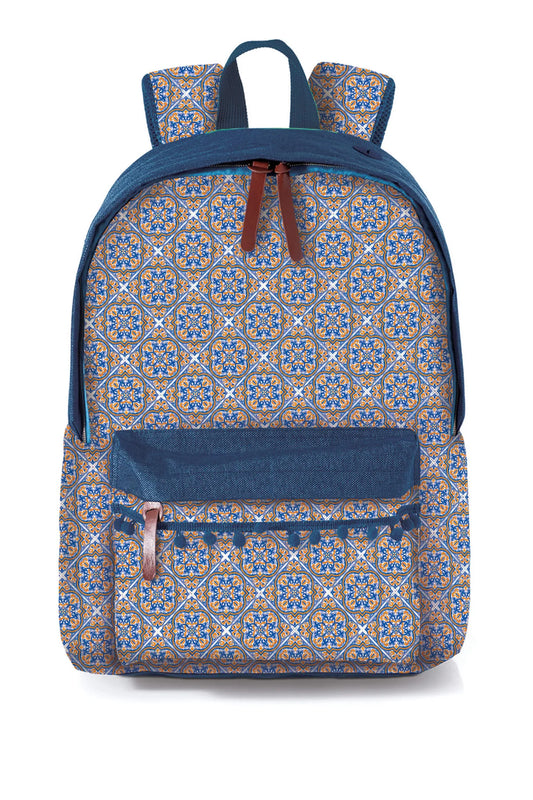 Mochila escolar de costas Ambar Lusa Tile com compartimento principal amplo e bolso frontal, decorada com padrão geométrico de azulejos tradicionais portugueses em tons de azul e branco, sobre fundo branco.