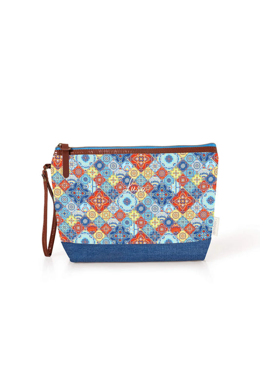 Necessaire organizador Ambar Lusa Tile Blue com padrão geométrico de azulejos tradicionais portugueses em tons de azul e branco e fecho de correr superior, sobre fundo branco.