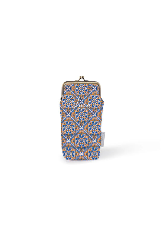 Bolsa porta-óculos flexível Ambar Lusa Tile com padrão geométrico inspirado em azulejos tradicionais portugueses e fecho superior, sobre fundo branco.
