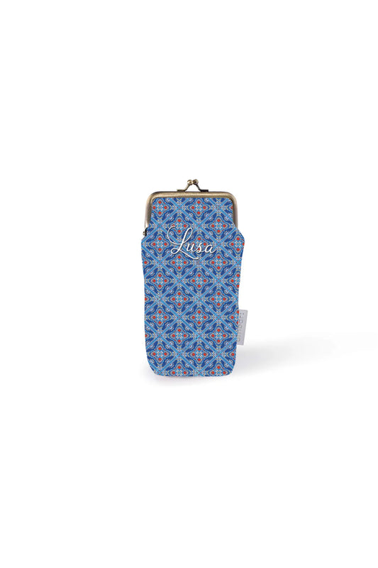 Bolsa porta-óculos flexível Ambar Lusa Tile Blue com padrão geométrico de azulejos tradicionais portugueses em tons de azul e branco, sobre fundo branco.
