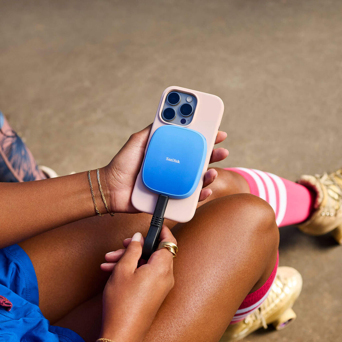 SSD SanDisk Creator azul ligado a um smartphone, com cabo preto
