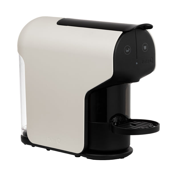 Máquina de café de cápsulas Delta Q Quick com linhas modernas e funcionais, exibindo os botões de seleção frontal e o depósito de água integrado na traseira.