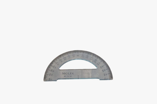Transferidor de semicírculo transparente de 12 cm da marca Molin, com escala de 180 graus impressa em preto nítido, apresentado sobre fundo branco.